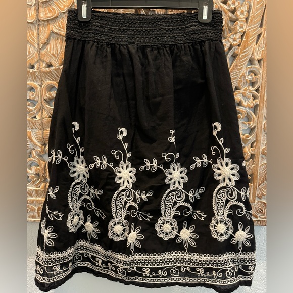 Studio West Apparel Black w/ Cream Embroidery Trim- size S & 24.5”L - Picture 5 of 11